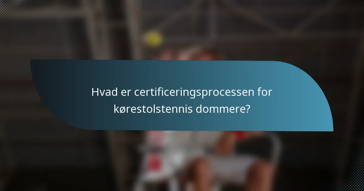 Hvad er certificeringsprocessen for kørestolstennis dommere?